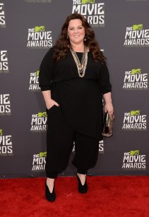 Melissa McCarthy wore a simple jumpsuit and dress it up with accessories